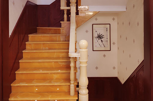 沙雅中式别墅室内汉白玉石楼梯的定制安装装饰效果