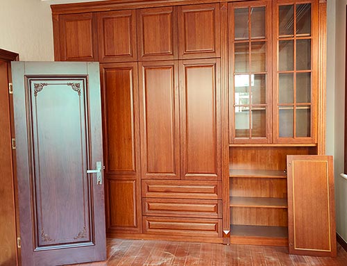 沙雅中式家庭装修里定制的实木衣柜效果图
